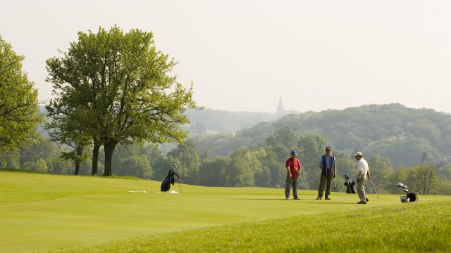 Groep golfers op de green in Limburg